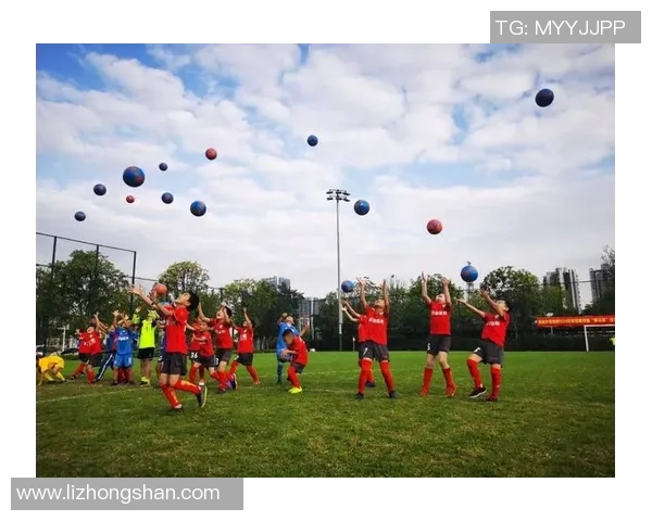 足球明星的孩子们成长记：他们的生活与梦想揭秘