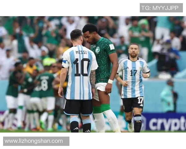 假装足球巨星街头恶搞路人引发欢笑与惊喜的趣味瞬间