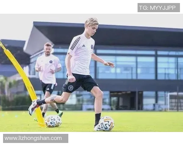 足球明星喜迎新生儿家庭幸福升级球场外的温馨时刻