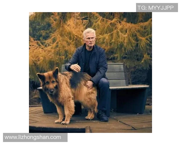 足球明星与爱犬亲密瞬间高清大图分享展现温暖与友谊